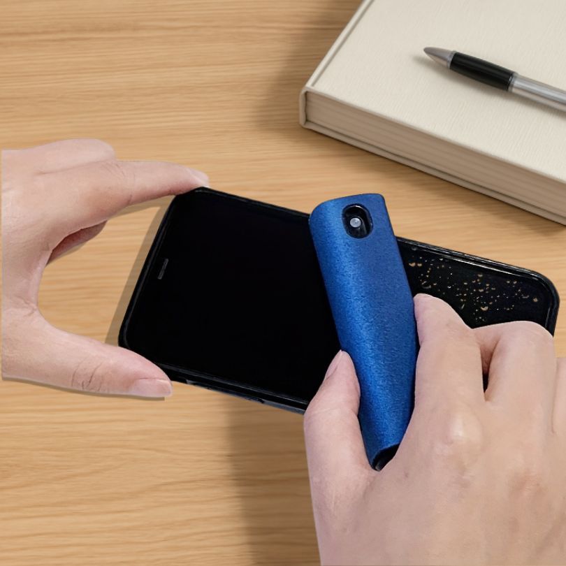 brosse-nettoyage-bleu-spray-ecran-smarthphone