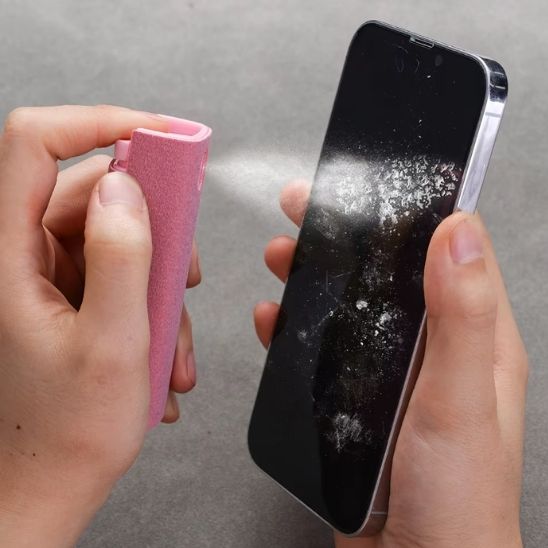 brosse-nettoyage-bouteille-spray-écran-téléphone